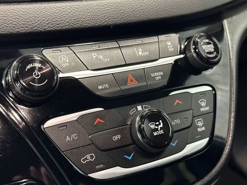 Used 2025 Chrysler Pacifica Select FWD image 21