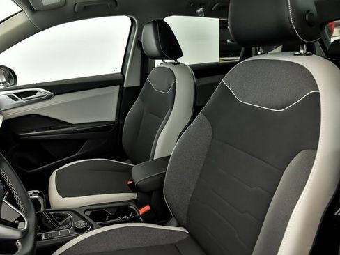 Certified 2025 Volkswagen Taos SE w/ Panoramic Sunroof Package image 7