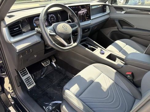 Used 2025 Volkswagen Tiguan SE R-Line FWD image 12