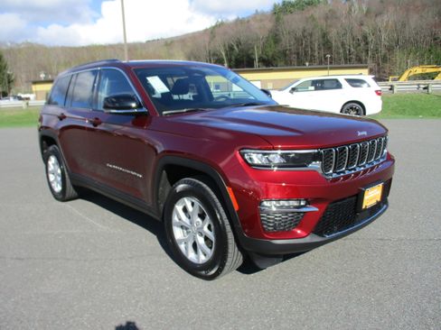 Used 2023 Jeep Grand Cherokee Limited w/ Luxury Tech Group II AWD/4WD image 3