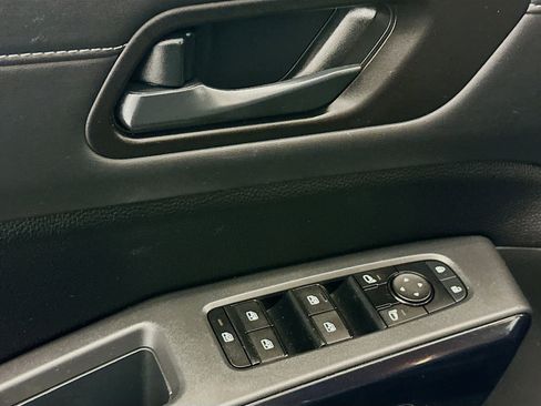 Used 2025 Nissan Pathfinder SV image 15