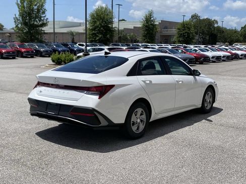 New 2026 Hyundai Elantra SE FWD image 8
