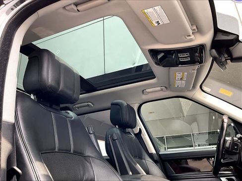 Used 2020 Land Rover Range Rover HSE image 23