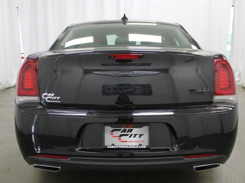 Used 2022 Chrysler 300 Touring w/ Sport Appearance Package RWD image 7