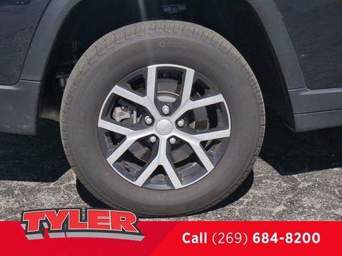 Used 2024 Jeep Grand Cherokee L Limited AWD/4WD image 39