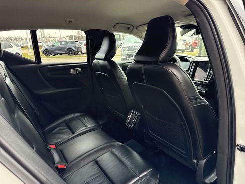 Used 2022 Volvo XC40 T5 Momentum image 8