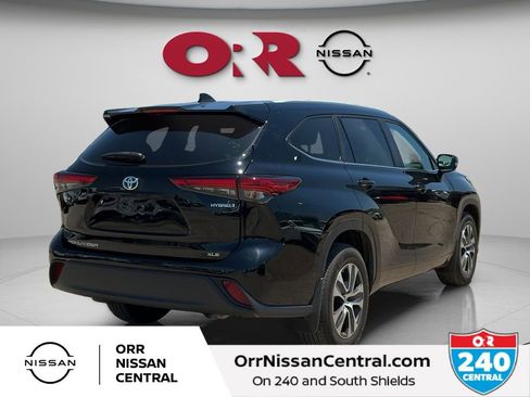 Used 2023 Toyota Highlander XLE AWD/4WD image 5