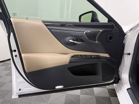 Used 2020 Lexus ES 350 Ultra Luxury w/ Accessory Package 2 image 22