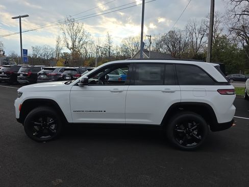 New 2025 Jeep Grand Cherokee Limited w/ Black Appearance Package image 19
