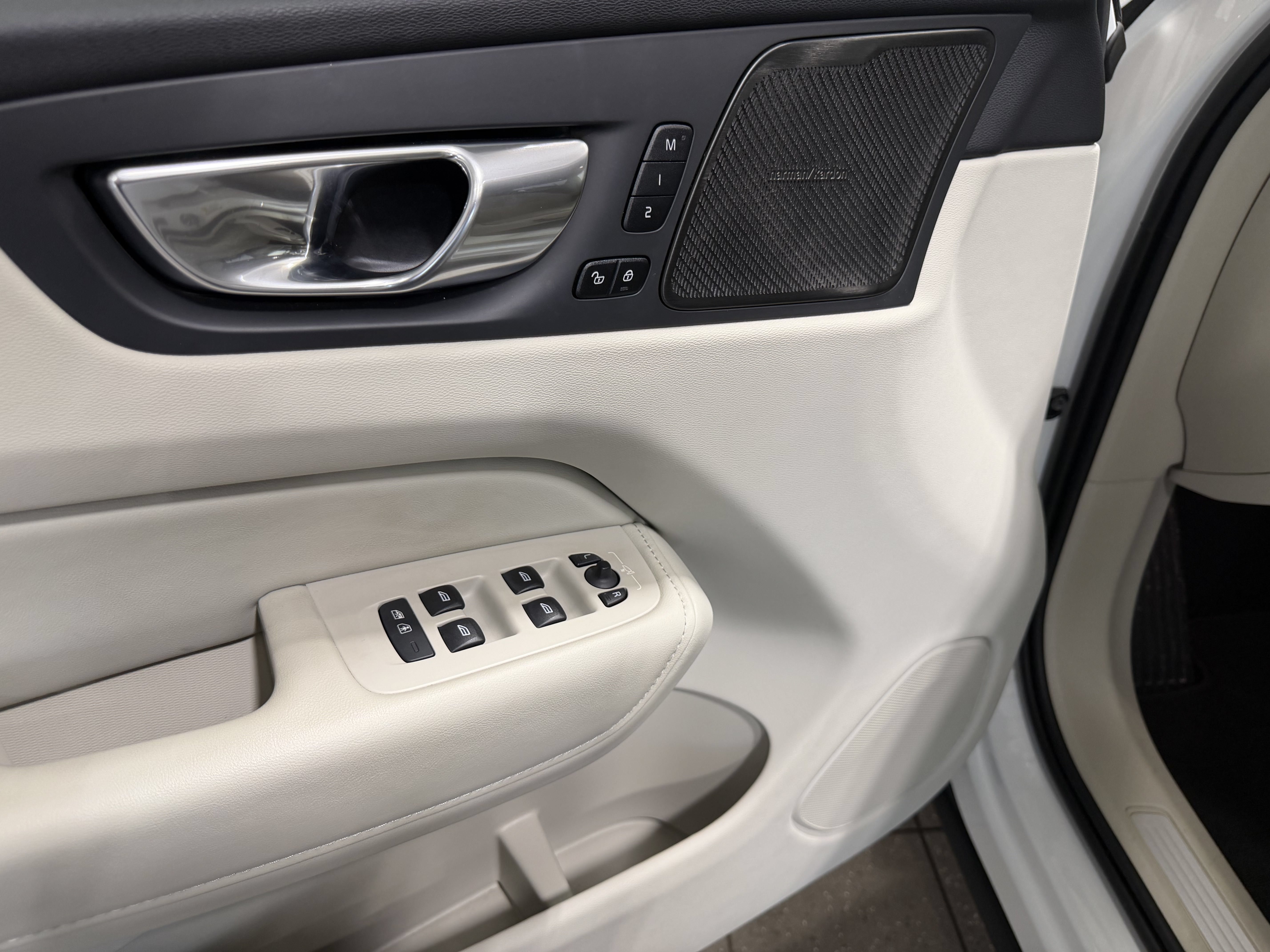 Used 2023 Volvo XC60 B5 Ultimate w/ Climate Package FWD image 9