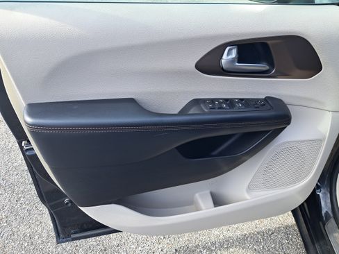 Used 2017 Chrysler Pacifica Touring Plus w/ Tire & Wheel Group image 12