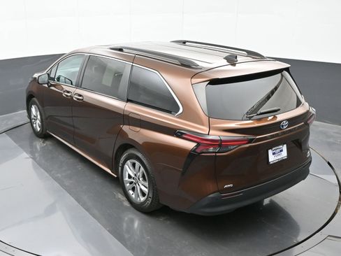 Used 2022 Toyota Sienna XLE image 36