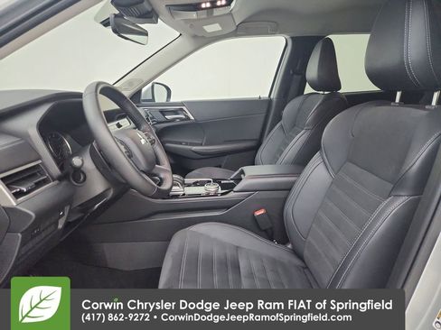 Used 2025 Mitsubishi Outlander SE image 18