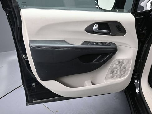 Used 2024 Chrysler Pacifica Touring-L FWD image 17