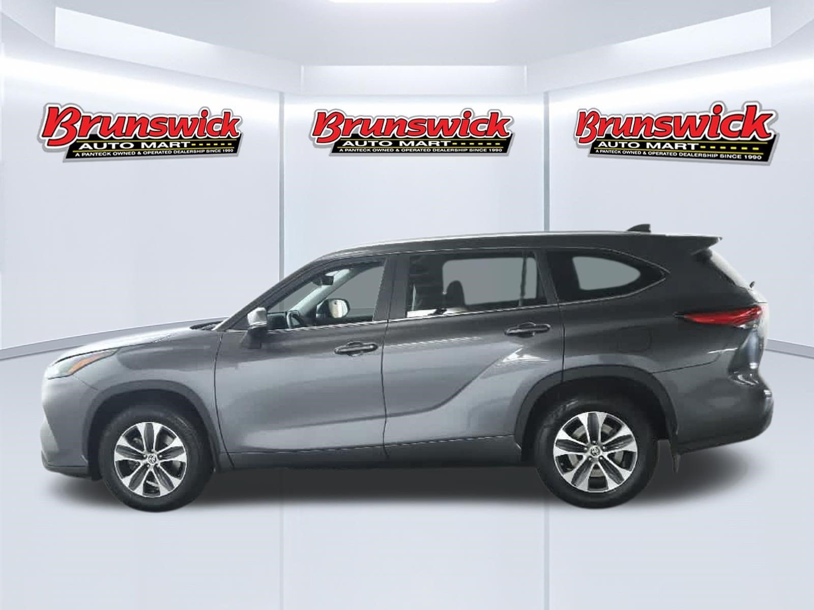 Used 2023 Toyota Highlander XLE FWD image 39