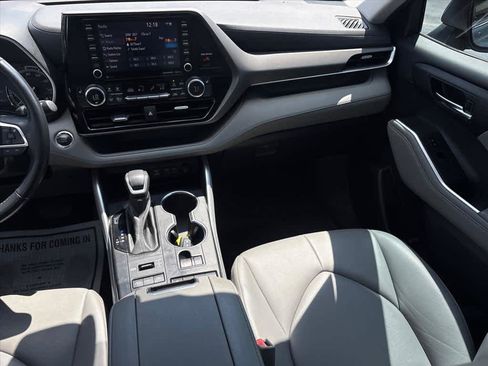 Used 2022 Toyota Highlander XLE AWD/4WD image 5