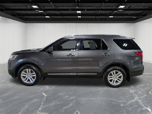 Used 2018 Ford Explorer XLT image 2