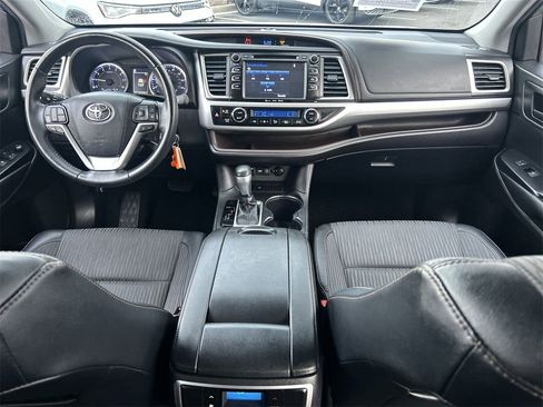 Used 2019 Toyota Highlander FWD V6 image 12