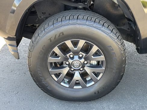 Used 2022 Toyota Tacoma SR5 w/ SR5 Appearance Package (SM) image 9