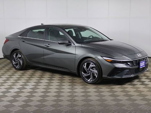 Used 2025 Hyundai Elantra Limited FWD image 62