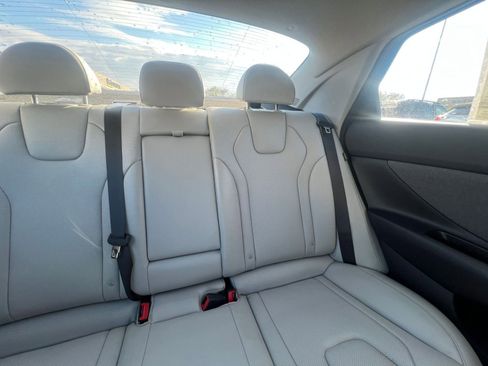 Used 2025 Hyundai Elantra Limited image 38