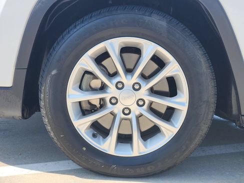 Used 2019 Jeep Cherokee Latitude w/ Popular Appearance Group FWD image 13