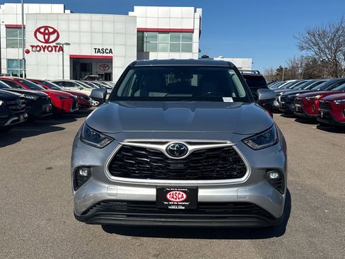 Used 2021 Toyota Highlander LE image 2