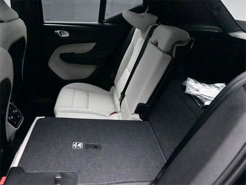 Used 2025 Volvo XC40 B5 Ultra image 23
