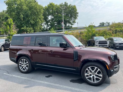 Used 2024 Land Rover Defender 130 X-Dynamic SE AWD/4WD image 5