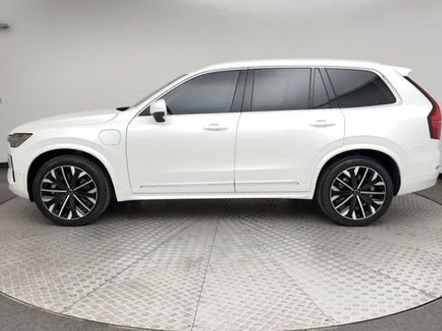 Certified 2025 Volvo XC90 T8 Ultra w/ Lounge Package image 5