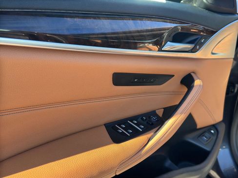 Used 2018 BMW 530e xDrive w/ M Sport Package 2 image 23