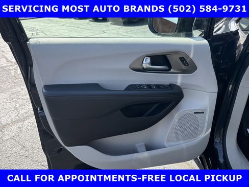 Used 2018 Chrysler Pacifica Limited image 21