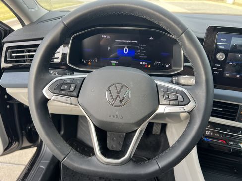 Certified 2025 Volkswagen Jetta SE w/ Sunroof Package image 17