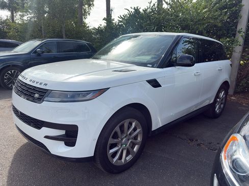 Used 2025 Land Rover Range Rover Sport SE image 3