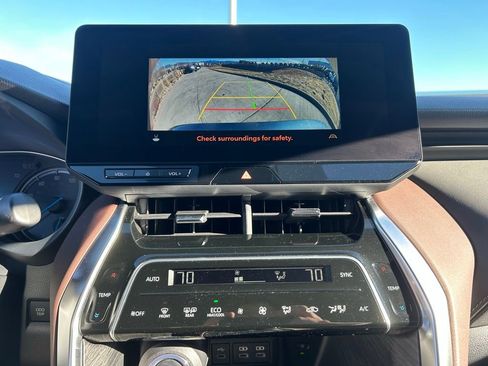 Used 2023 Toyota Venza XLE image 18