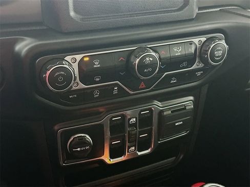 Used 2022 Jeep Gladiator Willys image 18
