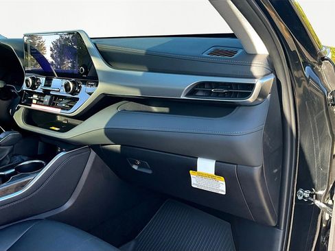 Used 2025 Toyota Highlander Platinum image 17