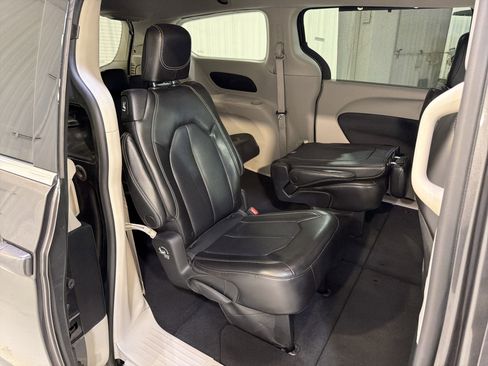 Used 2023 Chrysler Pacifica Touring-L image 12