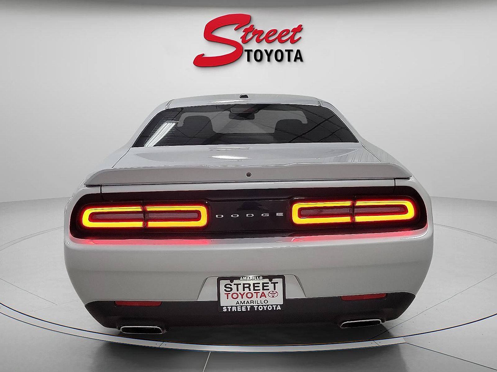 Used 2022 Dodge Challenger SXT RWD image 2
