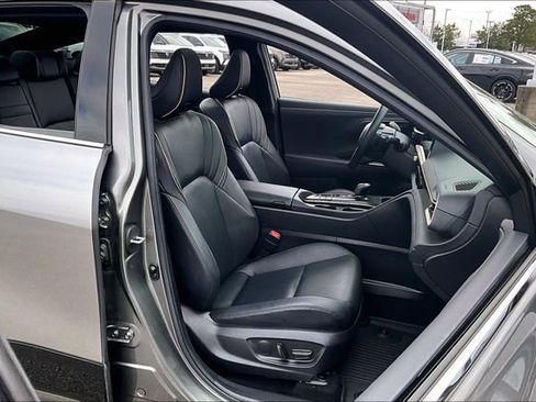 Used 2023 Toyota Crown Limited image 28