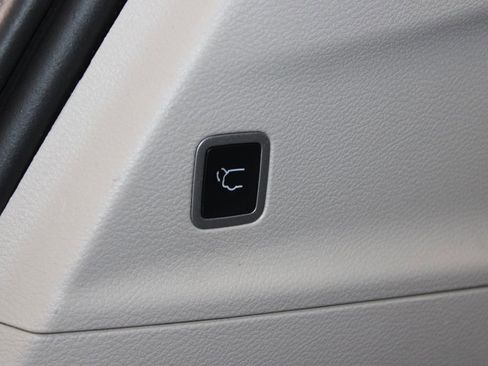 Used 2023 Chrysler Pacifica Limited FWD image 14