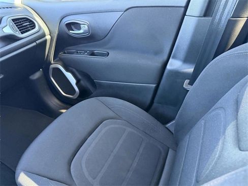 Used 2018 Jeep Renegade Latitude w/ Popular Equipment Group image 25