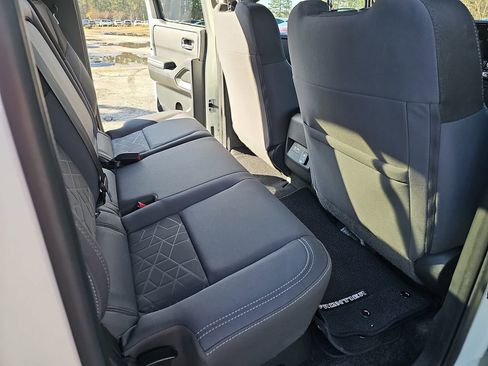 Used 2025 Nissan Frontier SV w/ SV Convenience Package image 12