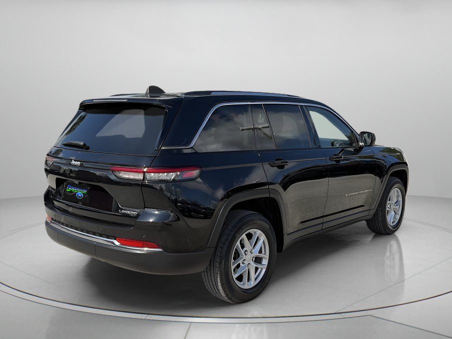 Used 2023 Jeep Grand Cherokee Laredo w/ Luxury Tech Group I RWD image 3