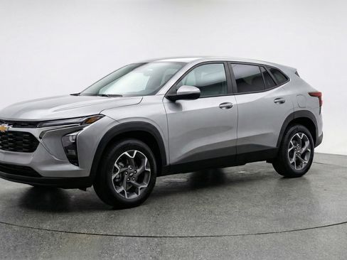 Used 2025 Chevrolet Trax LT FWD image 3
