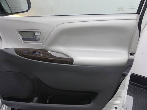 Used 2016 Toyota Sienna XLE w/ XLE Navigation Package FWD image 19
