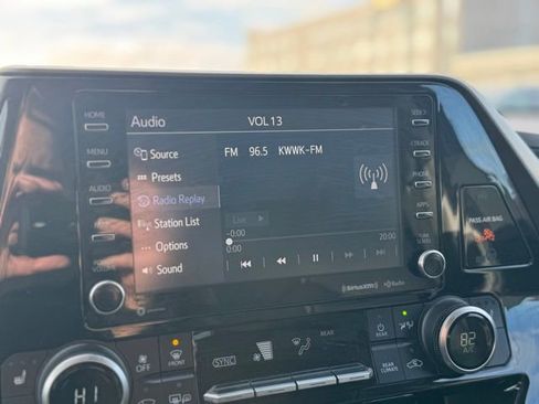 Used 2021 Toyota Highlander XLE image 4