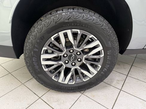 Certified 2025 Chevrolet Suburban Z71 AWD/4WD image 15