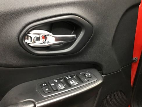 Used 2019 Jeep Cherokee Trailhawk w/ Comfort/Convenience Group AWD/4WD image 7