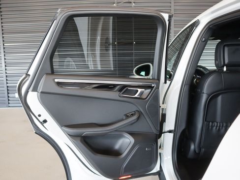Certified 2026 Porsche Macan AWD/4WD image 25
